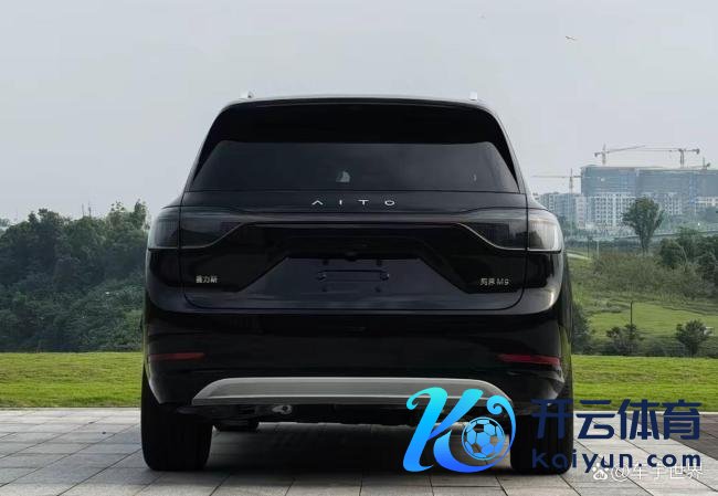 疑似问界M9高速动怒,车辆损毁严重!原因尚在打听中